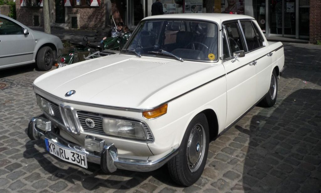 ein-bmw-2000-limousine-praesentiert-37119